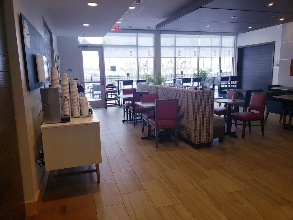 Holiday Inn Express & Suites By Ihg Altoona By Ihg Εξωτερικό φωτογραφία