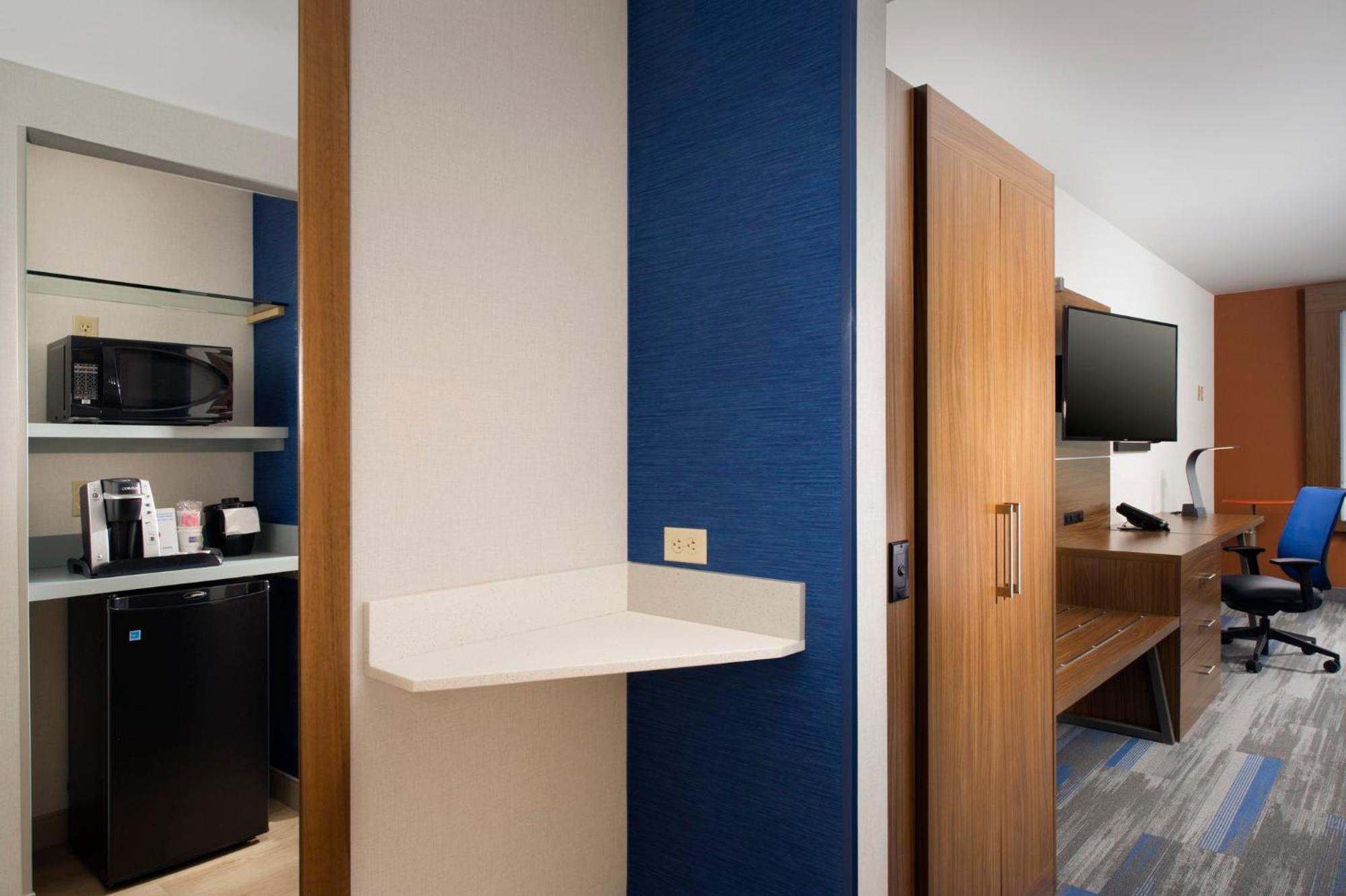 Holiday Inn Express & Suites By Ihg Altoona By Ihg Εξωτερικό φωτογραφία