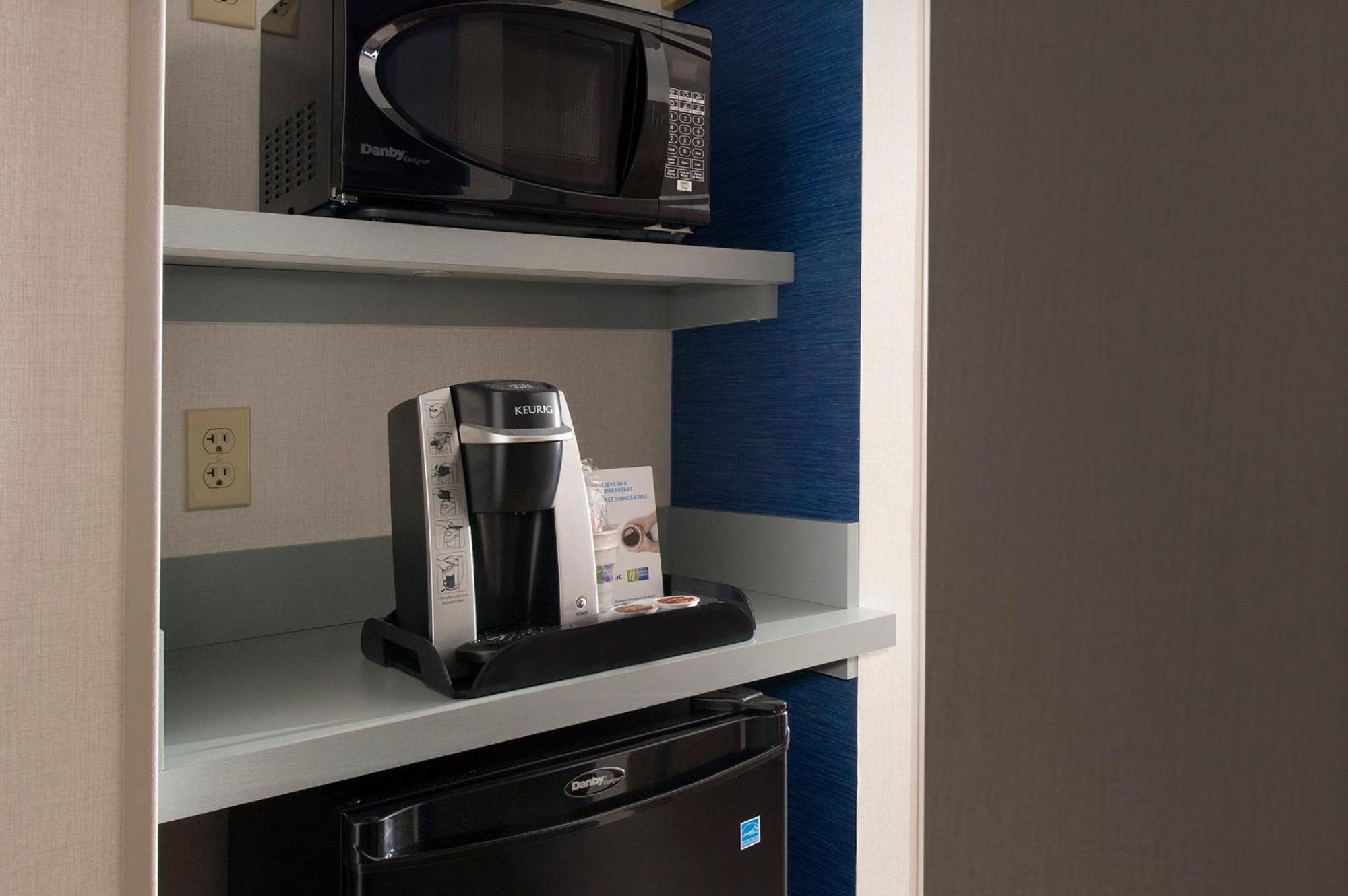Holiday Inn Express & Suites By Ihg Altoona By Ihg Εξωτερικό φωτογραφία