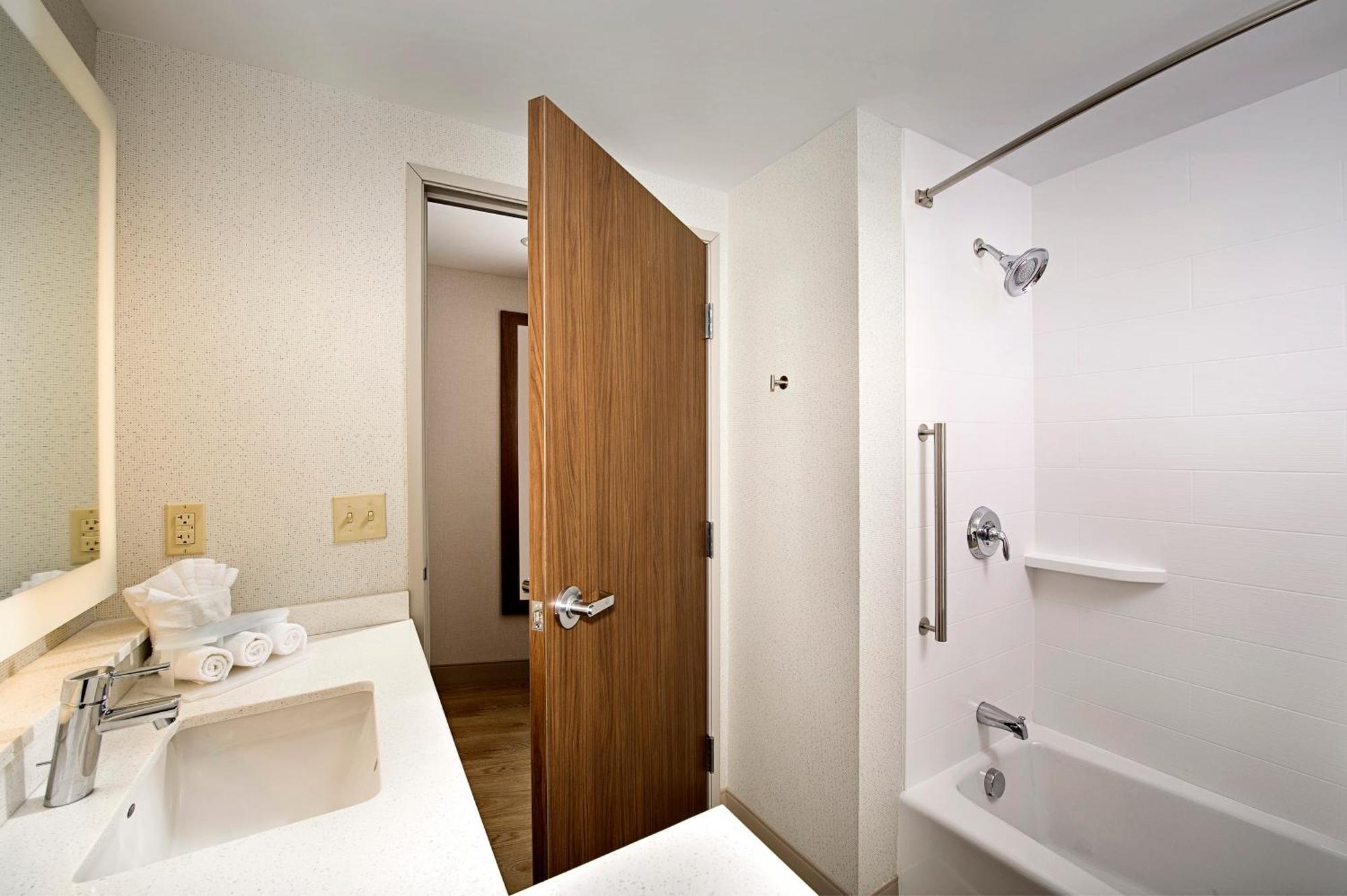 Holiday Inn Express & Suites By Ihg Altoona By Ihg Εξωτερικό φωτογραφία